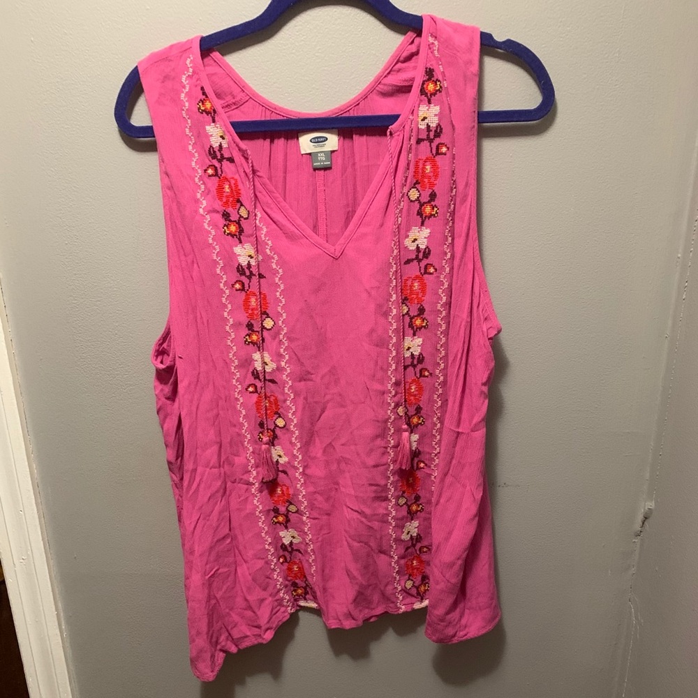 Old Navy size XXL pink sleeveless top w embroidery